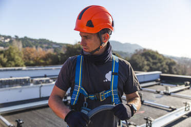 Älterer Techniker in Arbeitsschutzkleidung an einem sonnigen Tag - PCLF00977