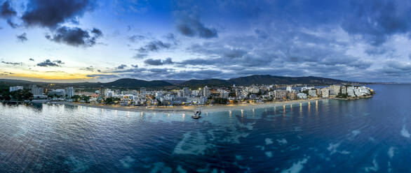 Spanien, Balearen, Magaluf, Luftpanorama des Stadtrandes von Mallorca in der Abenddämmerung - AMF09993