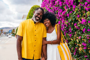Beautiful mature black couple of lovers dating at the seaside - Married african middle-aged couple bonding and having fun outdoors, concepts about relationship, lifestyle and quality of life - DMDF10983