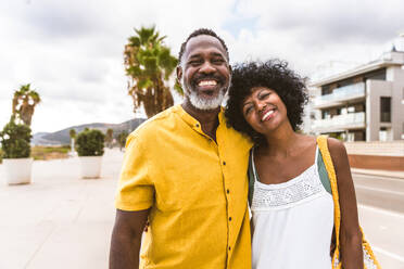 Beautiful mature black couple of lovers dating at the seaside - Married african middle-aged couple bonding and having fun outdoors, concepts about relationship, lifestyle and quality of life - DMDF10987