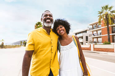 Beautiful mature black couple of lovers dating at the seaside - Married african middle-aged couple bonding and having fun outdoors, concepts about relationship, lifestyle and quality of life - DMDF10988