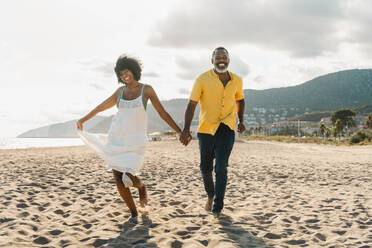 Beautiful mature black couple of lovers dating at the seaside - Married african middle-aged couple bonding and having fun outdoors, concepts about relationship, lifestyle and quality of life - DMDF11053
