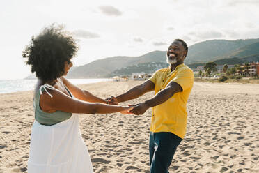 Beautiful mature black couple of lovers dating at the seaside - Married african middle-aged couple bonding and having fun outdoors, concepts about relationship, lifestyle and quality of life - DMDF11066