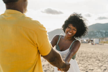 Beautiful mature black couple of lovers dating at the seaside - Married african middle-aged couple bonding and having fun outdoors, concepts about relationship, lifestyle and quality of life - DMDF11068