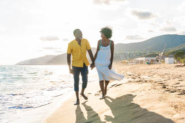 Beautiful mature black couple of lovers dating at the seaside - Married african middle-aged couple bonding and having fun outdoors, concepts about relationship, lifestyle and quality of life - DMDF11089