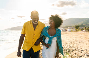 Beautiful mature black couple of lovers dating at the seaside - Married african middle-aged couple bonding and having fun outdoors, concepts about relationship, lifestyle and quality of life - DMDF11108