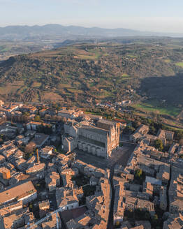 Aerial view of the Orvieto Catholic Cathedral (Duomo di Orvieto), a Roman 14th century church in Orvieto, Umbria, Terni, Italy. - AAEF27565