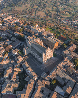 Aerial view of the Orvieto Catholic Cathedral (Duomo di Orvieto), a Roman 14th century church in Orvieto, Umbria, Terni, Italy. - AAEF27567