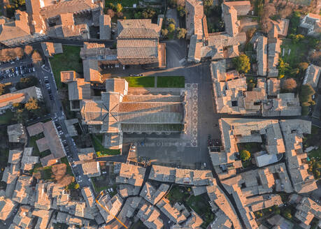 Aerial view of the Orvieto Catholic Cathedral (Duomo di Orvieto), a Roman 14th century church in Orvieto, Umbria, Terni, Italy. - AAEF27569