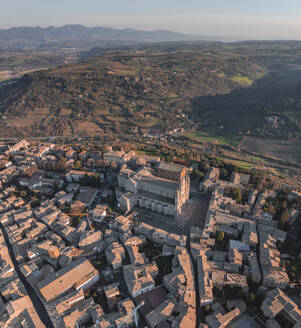 Aerial view of the Orvieto Catholic Cathedral (Duomo di Orvieto), a Roman 14th century church in Orvieto, Umbria, Terni, Italy. - AAEF27574