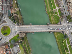 Aerial view of vehicles driving on the bridge crossing the Arno river in Florence, Tuscany, Italy. - AAEF27575