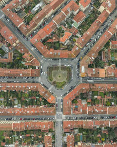 Aerial view of Piazza Gualfredotto da Milano in Florence residential district, Florence, Tuscany, Italy. - AAEF27578