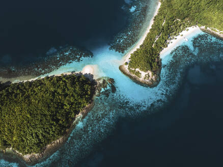 Aerial view of exotic island paradise with turquoise waters and coral reefs, Port Barton, Palawan, Philippines. - AAEF27903