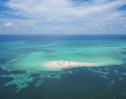 Luftaufnahme von Menschen auf einer tropischen Wüsteninsel, Zanziba, Tansania. - AAEF27907