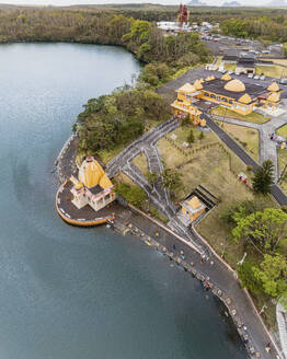 Drohnenaufnahme von Ganga Talao, einer hinduistischen Pilgerstätte mit Tempeln und Kratersee und den riesigen Statuen von Lord Shiva und Durga Maa Bhavani im Hintergrund, Grand Bassin, Savanne, Mauritius. - AAEF27911