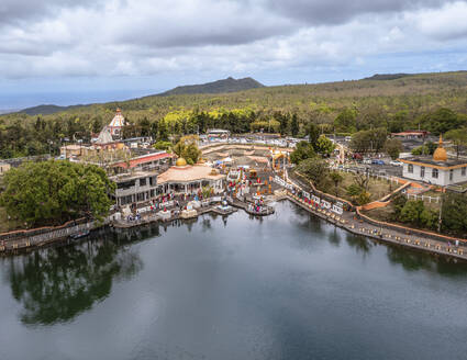 Luftaufnahme einer Drohne von Ganga Talao, einer hinduistischen Pilgerstätte mit Tempeln, Kratersee und hinduistischen Gläubigen in Grand Bassin, Savanne, Mauritius. - AAEF27912