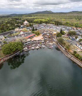 Luftaufnahme einer Drohne von Ganga Talao, einer hinduistischen Pilgerstätte mit Tempeln, Kratersee und hinduistischen Gläubigen in Grand Bassin, Savanne, Mauritius. - AAEF27913