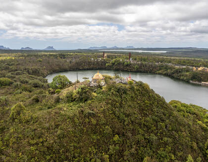 Luftaufnahme einer Drohne von Ganga Talao, einer hinduistischen Pilgerstätte mit einem Tempel auf einem Hügel und den riesigen Statuen von Lord Shiva und Durga Maa Bhavani, Grand Bassin, Savanne, Mauritius. - AAEF27914