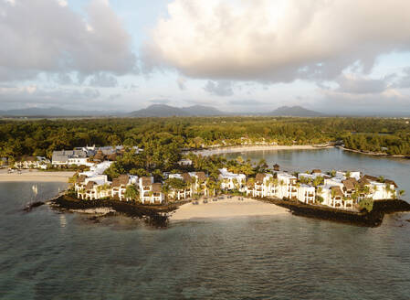 Panoramadrohnenaufnahme des Shangri La Le Touessrok mit Ilot Lievres bei Sonnenaufgang, Ilot Lievres, Flac, Mauritius. - AAEF27917
