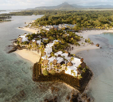 Panoramadrohnenaufnahme des Shangri La Le Touessrok mit Ilot Lievres bei Sonnenaufgang, Ilot Lievres, Flac, Mauritius. - AAEF27919