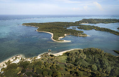 Panoramadrohnenaufnahme von Shangri La Le Touessrok mit Hubschrauberlandeplatz und Ilot Mangenie, Ilot Lievres, Flac, Mauritius. - AAEF27921