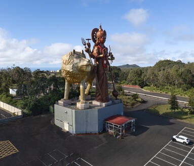 Luftaufnahme der riesigen Statue der Hindu-Göttin Durga Maa Bhavani mit goldenem Löwen über dem Eingang der heiligen Stätte, Grand Bassin, Savanne, Mauritius. - AAEF27922