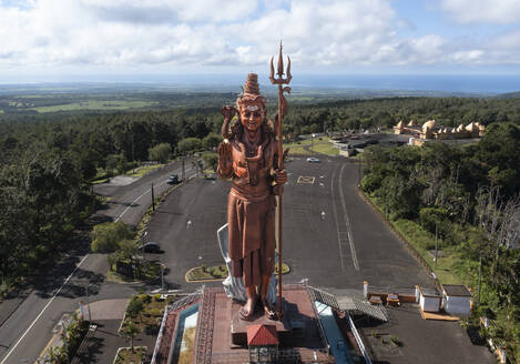 Luftaufnahme der gigantischen Statue von Lord Shiva Mangal Mahadev dem Zerstörer mit Blick auf den Eingang der heiligen Stätte, Grand Bassin, Savanne, Mauritius. - AAEF27923