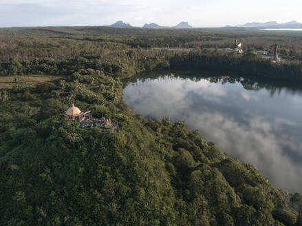 Drohnenansicht von Ganga Talao, einer hinduistischen Pilgerstätte mit einem Tempel auf einem Hügel, einem Kratersee und den riesigen Statuen von Lord Shiva und Durga Maa Bhavani, Grand Bassin, Savanne, Mauritius. - AAEF27929