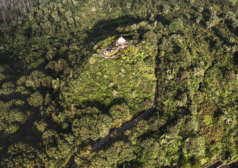 Luftaufnahme einer Drohne von Ganga Talao, einer hinduistischen Pilgerstätte mit einem Tempel auf einem Hügel am frühen Morgen, Grand Bassin, Savanne, Mauritius. - AAEF27930