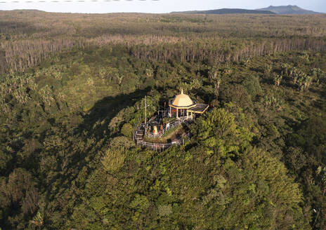 Luftaufnahme einer Drohne von Ganga Talao, einer hinduistischen Pilgerstätte mit einem Tempel auf einem Hügel am frühen Morgen, Grand Bassin, Savanne, Mauritius. - AAEF27931