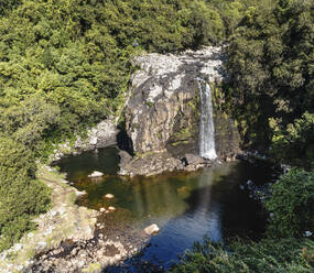 Drohnenaufnahme des Wasserfalls Cascade Boeuf im tropischen Wald, Bassin Boeuf, Sainte Suzanne, La Réunion. - AAEF27934