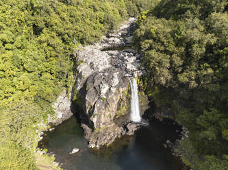 Drohnenaufnahme des Wasserfalls Cascade Boeuf im tropischen Wald, Bassin Boeuf, Sainte Suzanne, La Réunion. - AAEF27935