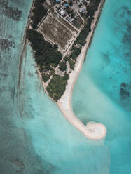 Drohnenaufnahme einer lokalen Insel mit Sandbank in einer türkisfarbenen Lagune, Vashafaru, Haa Alif Atoll, Malediven. - AAEF27940