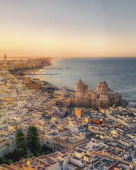 Drohnenaufnahme der Stadt Cádiz, Andalusien, Spanien, bei Sonnenuntergang aus der Luft. - AAEF27941