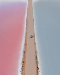 Luftaufnahme einer Drohne vom rosa und blau gefärbten MacDonnell-See auf der Eyre Peninsula, Südaustralien, Australien. - AAEF27948