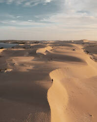 Drohnenansicht der Sanddünen von Fowlers Bay auf der Eyre Peninsula, Südaustralien, Australien. - AAEF27949