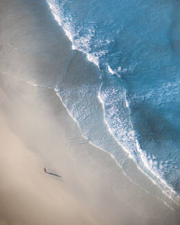 Luftaufnahme einer Drohne vom Strand der Coffin Bay auf der Eyre Peninsula, South Australia, Australien. - AAEF27953