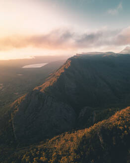 Luftaufnahme einer Drohne von der Bergkette der Grampians, Victoria, Australien. - AAEF27965