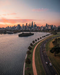 Luftaufnahme einer Drohne bei Sonnenuntergang von Albert Park und See in Melbourne, Victoria, Australien. - AAEF27968