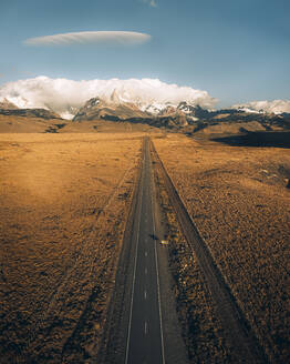 Drohnenaufnahme der Straße nach El Chalten und des Fitz Roy Gipfels in Patagonien, Argentinien. - AAEF27977