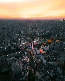 Drohnenansicht der Stadt Buenos Aires, Argentinien bei Sonnenuntergang, Argentinien. - AAEF27984