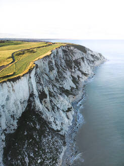 Drohnenansicht des Seven Sisters Cliffs National Park bei Sonnenuntergang in Eastbourne, England, Vereinigtes Königreich. - AAEF28000