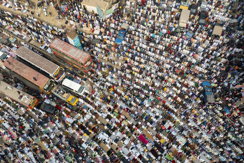 Luftaufnahme einer dicht gedrängten Versammlung muslimischer Gläubiger, die bei der Bishwa Ijtema-Veranstaltung im Bahnhof Tongi in Gazipur, Bangladesch, beten und Gottesdienst feiern. - AAEF28016