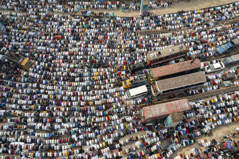 Luftaufnahme der überfüllten Bishwa Ijtema-Veranstaltung in Tongi, Division Dhaka, Bangladesch. - AAEF28017