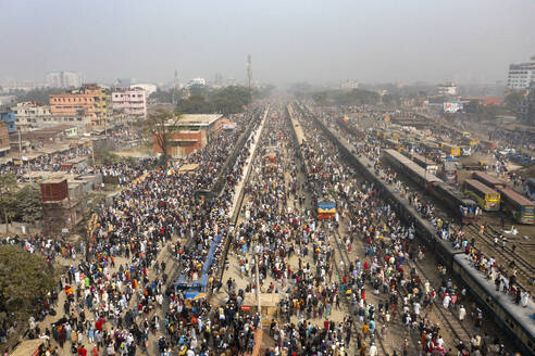 Luftaufnahme eines überfüllten Bahnhofs während des jährlichen Ijtema-Festivals, Division Dhaka, Bangladesch. - AAEF28019