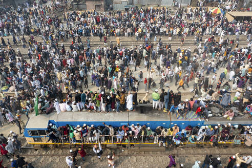 Luftaufnahme eines überfüllten Bahnhofs in Dhaka, Bangladesch. - AAEF28021