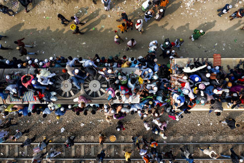 Luftaufnahme eines überfüllten Bahnhofs in Munshiganj, Division Dhaka, Bangladesch. - AAEF28022