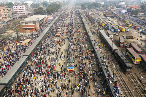 Luftaufnahme eines belebten Bahnhofs in Dhaka mit dichtem Gedränge und Menschenansammlungen, Dhaka Division, Bangladesch. - AAEF28023