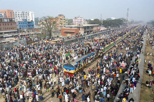 Luftaufnahme eines überfüllten Bahnhofs im Bezirk Dhaka, Bangladesch. - AAEF28024