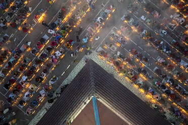 Luftaufnahme einer muslimischen Gemeinde, die sich zum Abendgebet in einer modernen Stadtlandschaft versammelt, Division Dhaka, Bangladesch. - AAEF28028